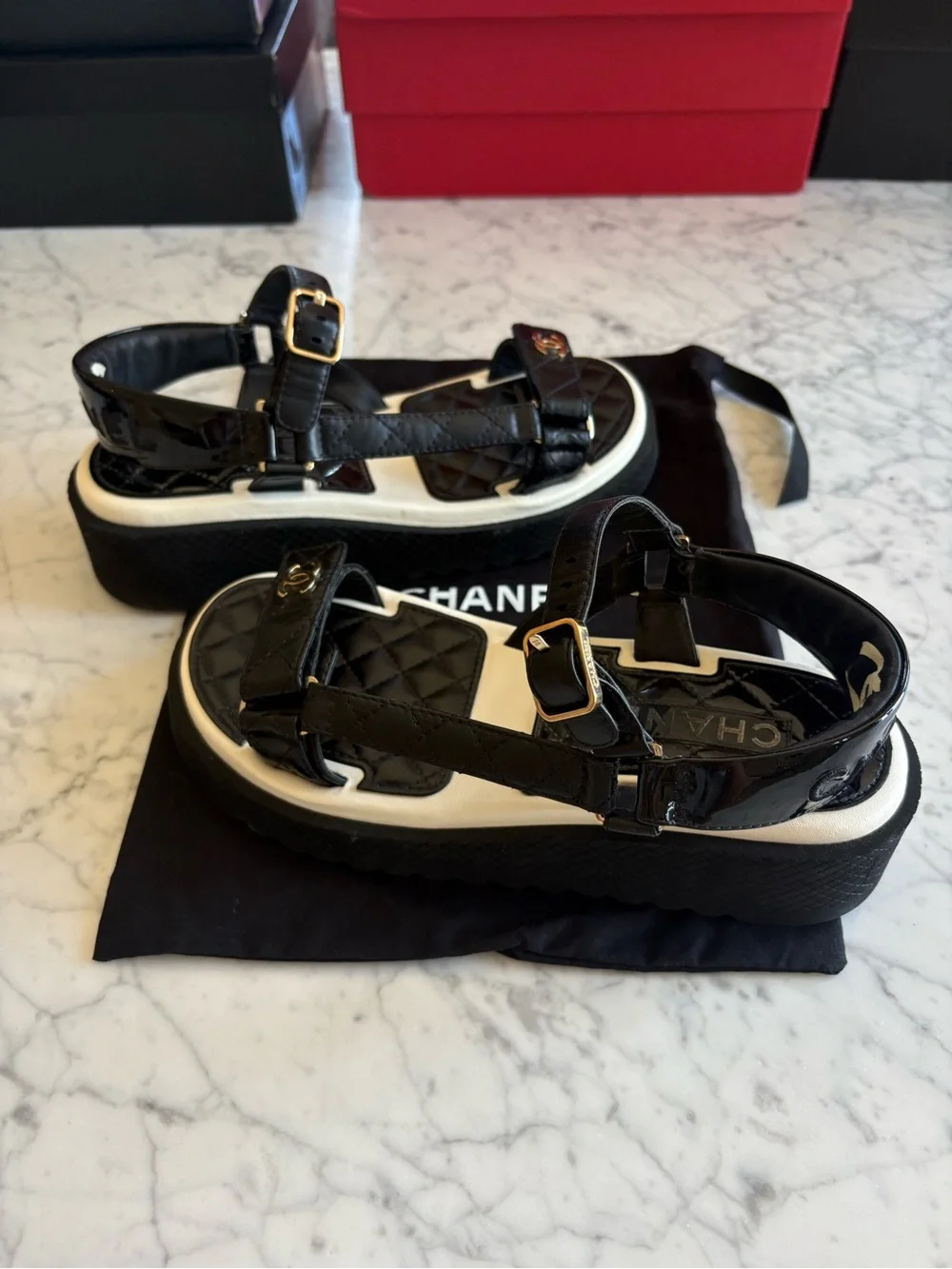 CHANEL 22P BLACK&WHITE QUILTED LAMBSKIN AND PATENT CC PLATFORM SANDALS